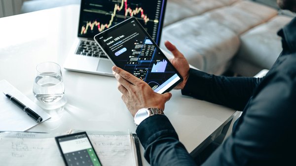 Quels sont les critères pour choisir un framework JavaScript pour le développement d'applications web?